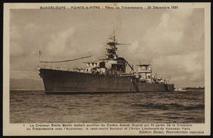 Le Croiseur Émile Bertin battant pavillon du Contre Amiral Duplat qui fit partie de la Croisière du Tricentenaire avec l'Audacieux, le sous-marin Surcouf et l'Avion Lieutenant de Vaisseau Paris