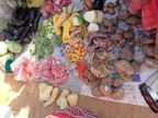 Vente légumes et cubes maggi au marché