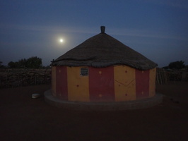 Case décorée éclairée par la lune