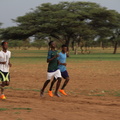 Jeunes hommes jouant au football