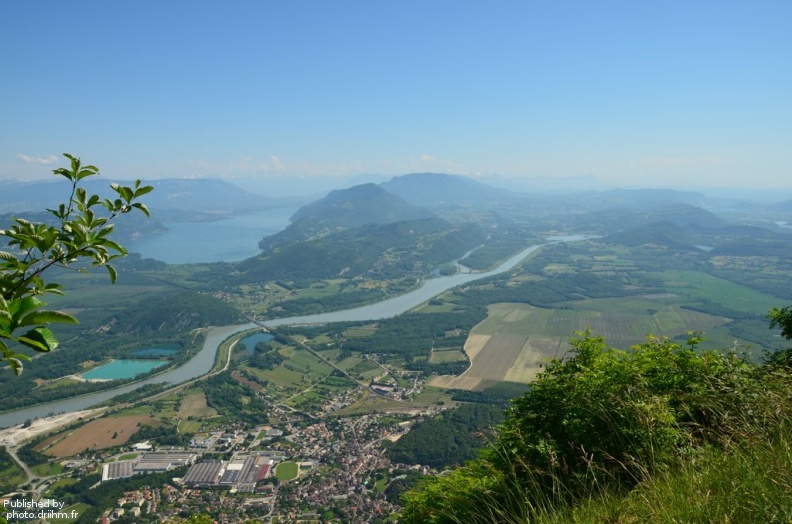 Vue du Rhône de Belley et du lac du Bourget depuis le massif du Colobier Castella_amenagement_Belley_06.2012.JPG