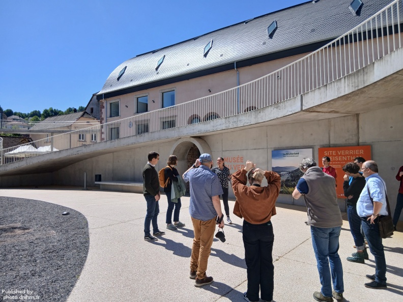 Le site historique de la verrerie de Meisenthal témoigne d'un savoir-faire pérennisé, support de développement et d'image pour le territoire. Les bâtiments sont utilisés par trois structures distinctes : le Musée du Verre et du cristal (1981), le Centre International d'Art Verrier (1992) qui pérennise l'activité de création, et la halle verrière qui accueille des manifestations culturelles (2005). La vente annuelle des boules de noël imaginées par des artistes contemporains représente aujourd'hui une activité tête d'affiche pour le Pays de Bitche. 3932.jpg