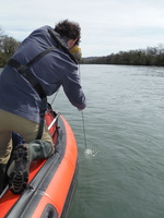 Prelevements en bateau sur le Rhone et l'Isere