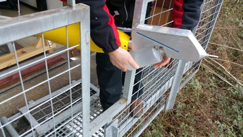Mesure de debit et prelevement d'eau de riviere sur le Rhone a Chancy en Suisse