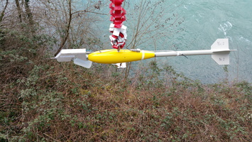 Mesure de debit et prelevement d'eau de riviere sur le Rhone a Chancy en Suisse