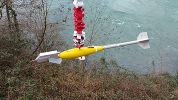 Mesure de debit et prelevement d'eau de riviere sur le Rhone a Chancy en Suisse