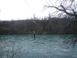 Mesure de debit et prelevement d'eau de riviere sur le Rhone a Chancy en Suisse