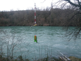 Mesure de debit et prelevement d'eau de riviere sur le Rhone a Chancy en Suisse