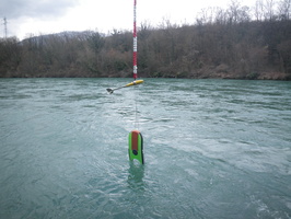 Mesure de debit et prelevement d'eau de riviere sur le Rhone a Chancy en Suisse