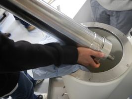Prise de matiere en suspension d'eau du Rhone avec la centrifugeuse fixe a Jons 
