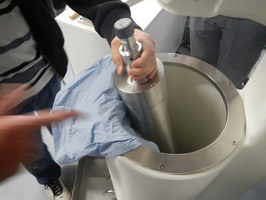 Prise de matiere en suspension d'eau du Rhone avec la centrifugeuse fixe a Jons 