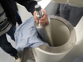 Prise de matiere en suspension d'eau du Rhone avec la centrifugeuse fixe a Jons 