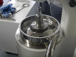 Prise de matiere en suspension d'eau du Rhone avec la centrifugeuse fixe a Jons 