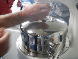 Prise de matiere en suspension d'eau du Rhone avec la centrifugeuse fixe a Jons 