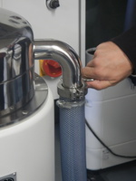 Prise de matiere en suspension d'eau du Rhone avec la centrifugeuse fixe a Jons 