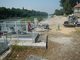 Prise de matiere en suspension d'eau du Rhone avec les centrifugeuses fixe et mobile a Jons 