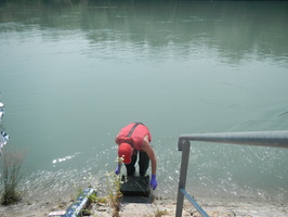 Prise de matiere en suspension d'eau du Rhone avec les centrifugeuses fixe et mobile a Jons 