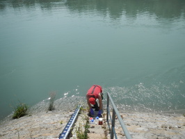 Prise de matiere en suspension d'eau du Rhone avec les centrifugeuses fixe et mobile a Jons 
