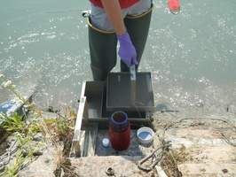 Prise de matiere en suspension d'eau du Rhone avec les centrifugeuses fixe et mobile a Jons 