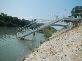 Prise de matiere en suspension d'eau du Rhone avec les centrifugeuses fixe et mobile a Jons 